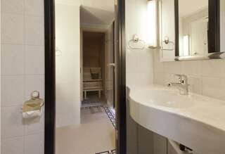 Отель Holiday Club Caribia Турку Улучшенный номер с кроватью размера «king-size» и ванной - Без доступа в спа-центр-4